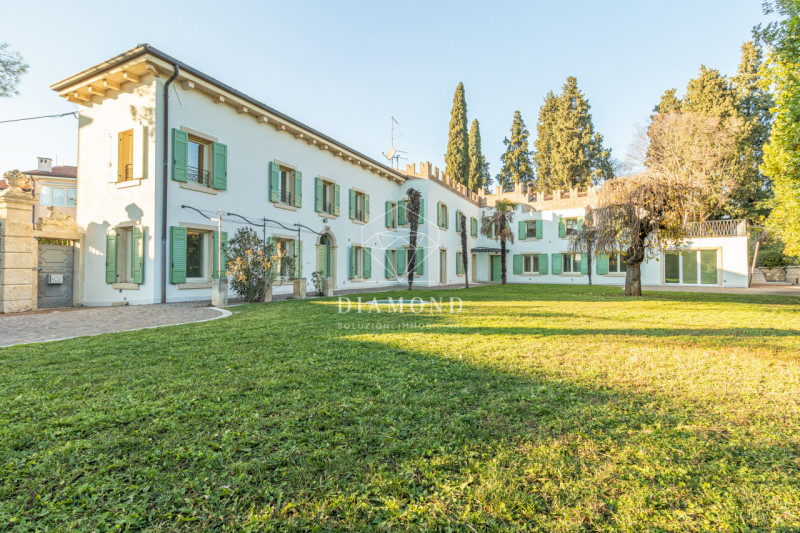 Immagine 1 di Villa in vendita  in Via Biondella a Verona