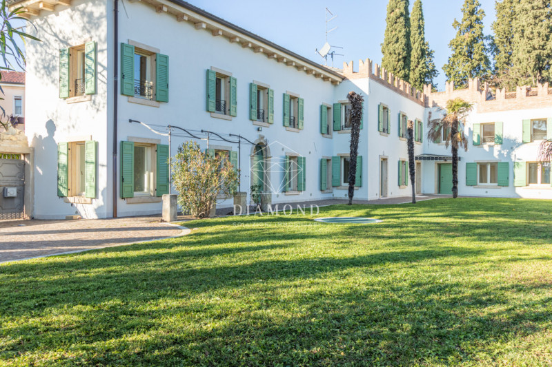 Immagine 2 di Villa in vendita  in Via Biondella a Verona