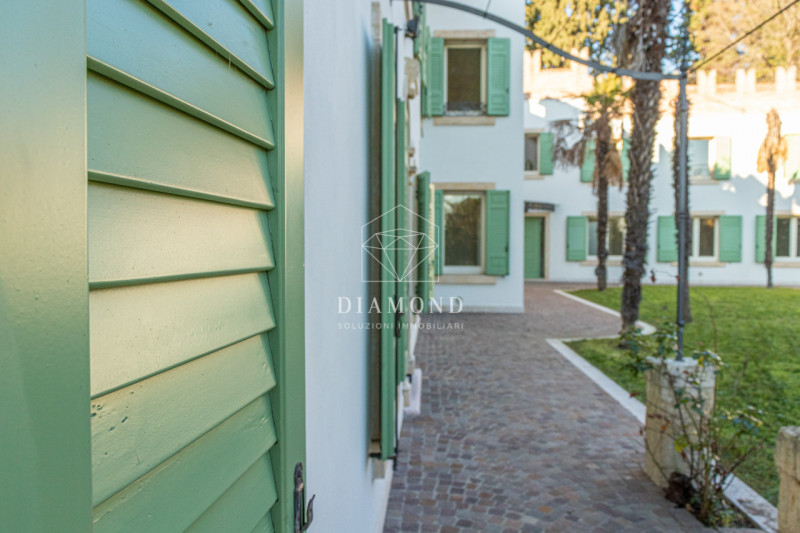 Immagine 4 di Villa in vendita  in Via Biondella a Verona