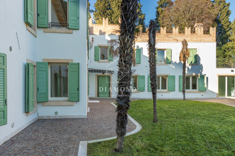 Immagine 5 di Villa in vendita  in Via Biondella a Verona