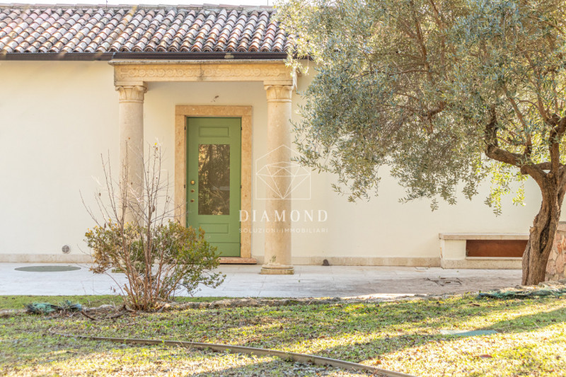 Immagine 11 di Villa in vendita  in Via Biondella a Verona