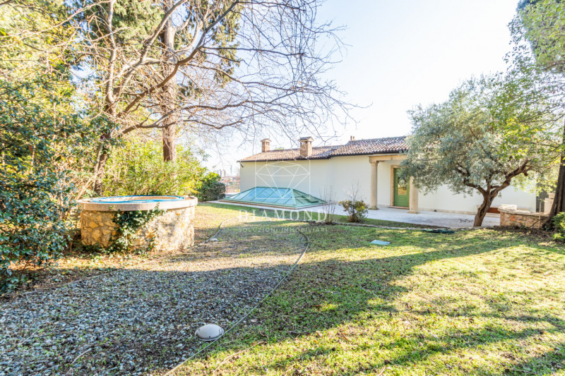 Immagine 12 di Villa in vendita  in Via Biondella a Verona