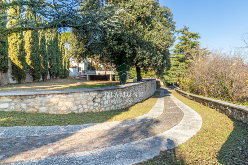 Immagine 22 di Villa in vendita  in Via Biondella a Verona