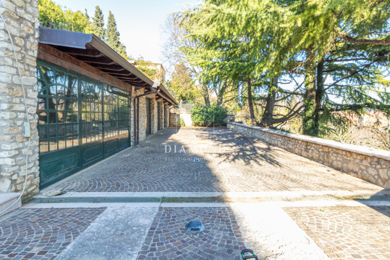 Immagine 23 di Villa in vendita  in Via Biondella a Verona