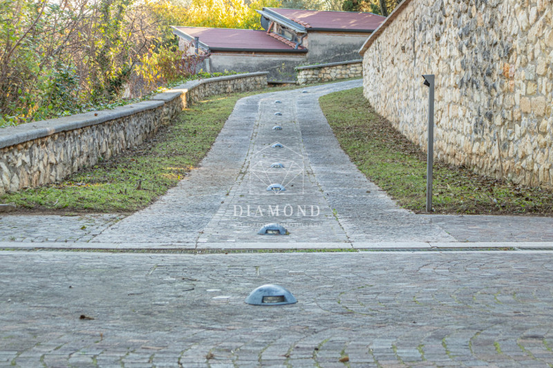 Immagine 24 di Villa in vendita  in Via Biondella a Verona