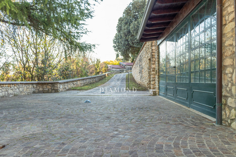 Immagine 25 di Villa in vendita  in Via Biondella a Verona