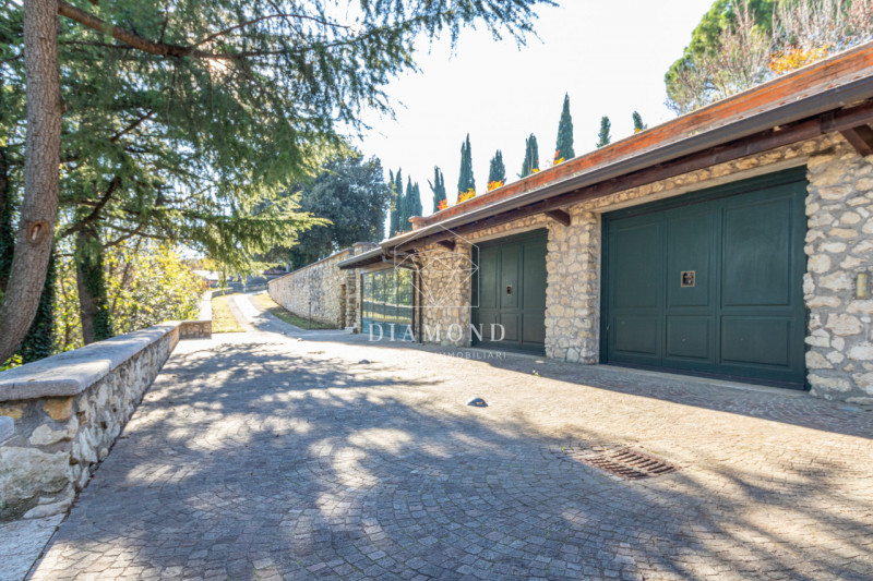 Immagine 26 di Villa in vendita  in Via Biondella a Verona