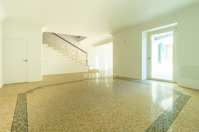 Immagine 30 di Villa in vendita  in Via Biondella a Verona