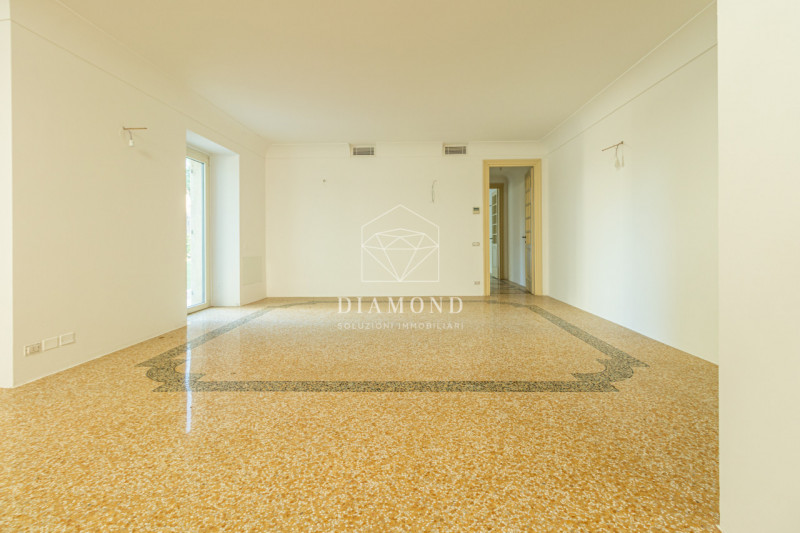 Immagine 31 di Villa in vendita  in Via Biondella a Verona