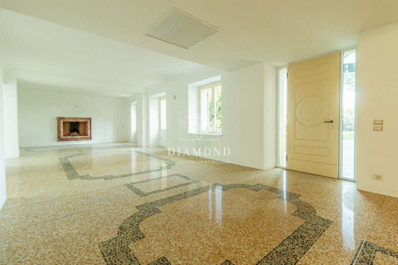 Immagine 33 di Villa in vendita  in Via Biondella a Verona