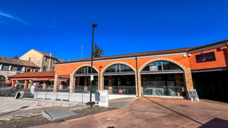 Immagine 1 di Negozio in vendita  in Piazza Carlo Rosso, 7 a Piove Di Sacco