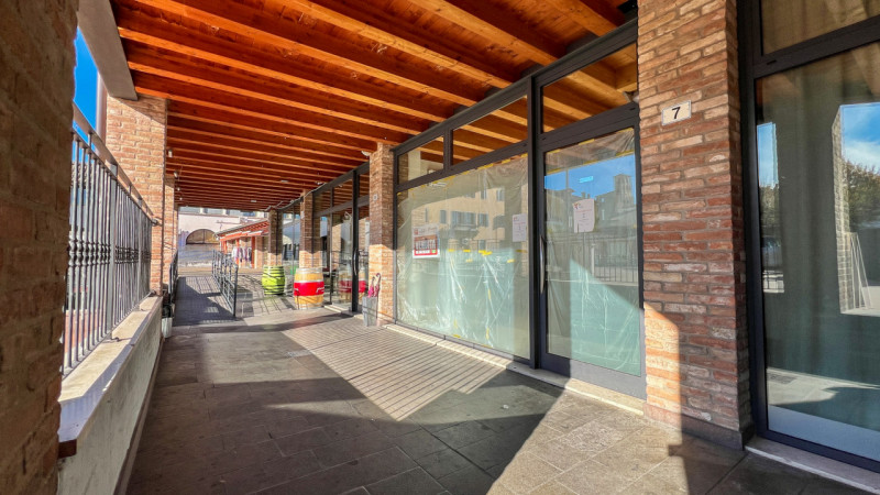 Immagine 2 di Negozio in vendita  in Piazza Carlo Rosso, 7 a Piove Di Sacco
