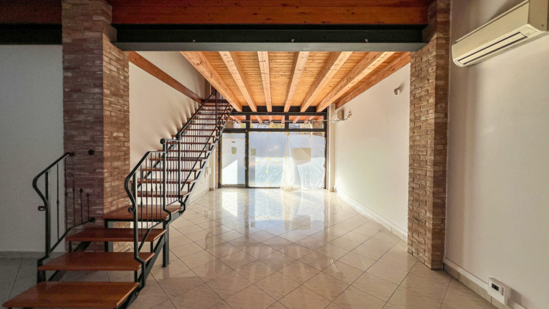 Immagine 3 di Negozio in vendita  in Piazza Carlo Rosso, 7 a Piove Di Sacco