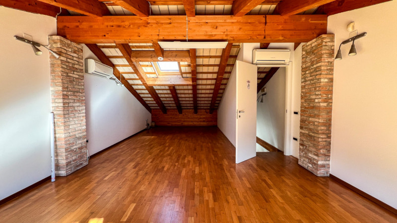 Immagine 12 di Negozio in vendita  in Piazza Carlo Rosso, 7 a Piove Di Sacco