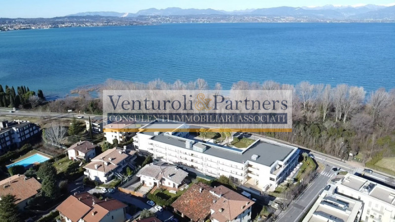 Immagine 2 di Appartamento in vendita  in via Brescia a Desenzano Del Garda