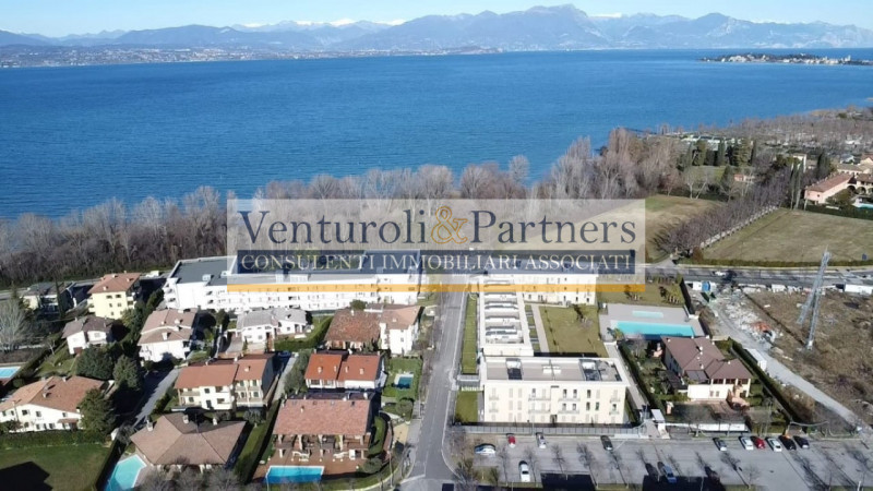 Immagine 3 di Appartamento in vendita  in via Brescia a Desenzano Del Garda