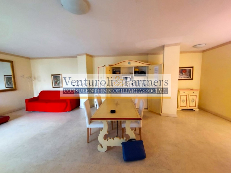 Immagine 5 di Appartamento in vendita  in via Brescia a Desenzano Del Garda