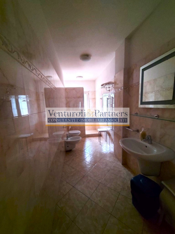 Immagine 17 di Appartamento in vendita  in via Brescia a Desenzano Del Garda