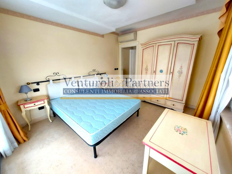 Immagine 42 di Appartamento in vendita  in via Brescia a Desenzano Del Garda