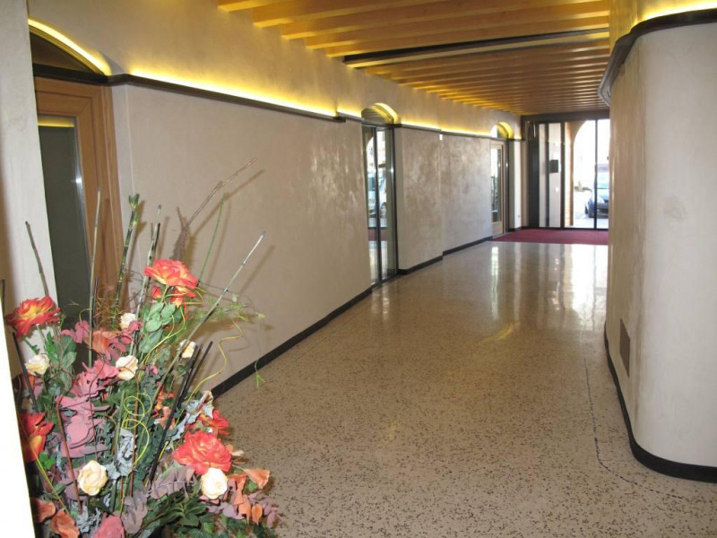 Immagine 5 di Ufficio in vendita  in Piazza Granda a Cles