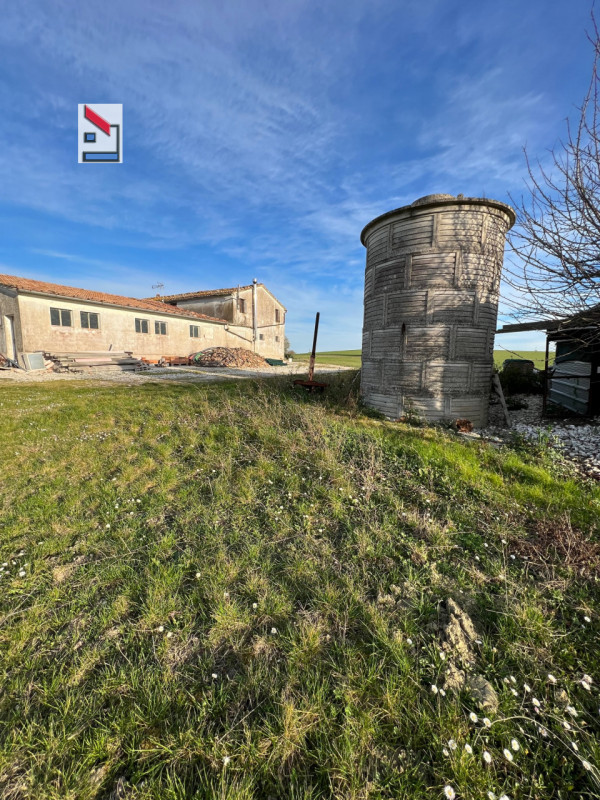 Immagine 39 di Rustico / casale in vendita  in Via San Vincenzo a Ostra