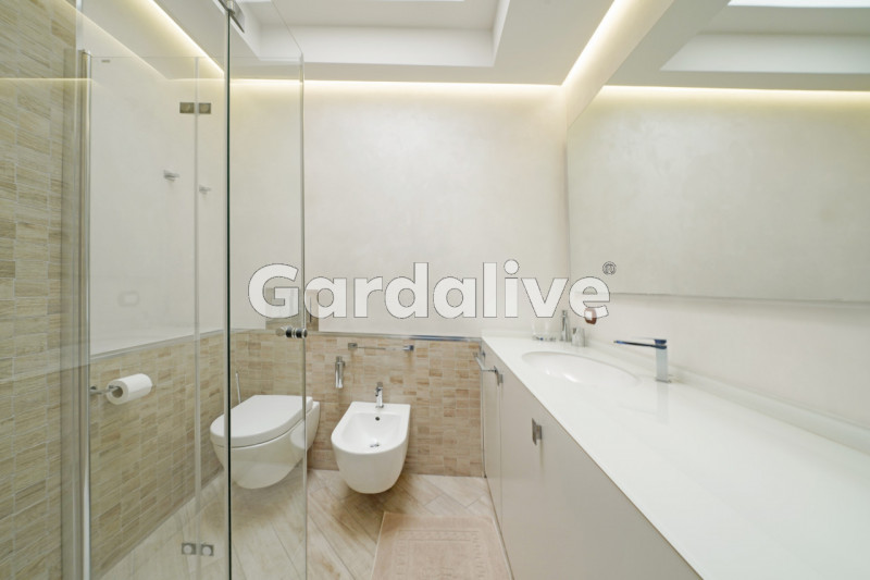 Immagine 21 di Appartamento in vendita  in Via Verona a Sirmione