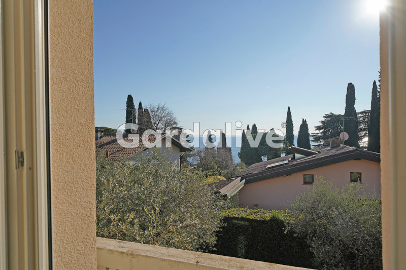 Immagine 3 di Villa in vendita  a Gardone Riviera