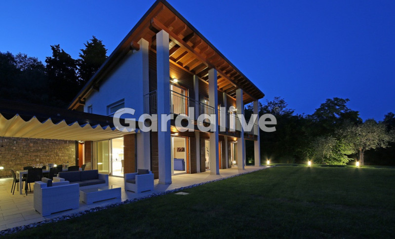 Immagine 2 di Villa in vendita  a Gardone Riviera