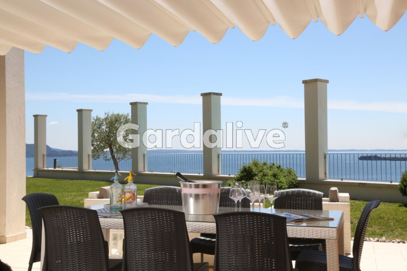 Immagine 5 di Villa in vendita  a Gardone Riviera