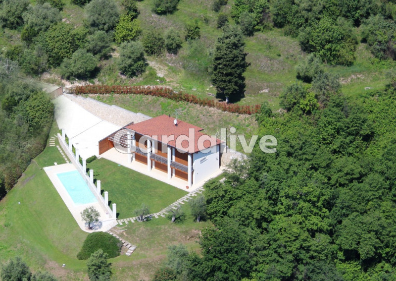 Immagine 9 di Villa in vendita  a Gardone Riviera