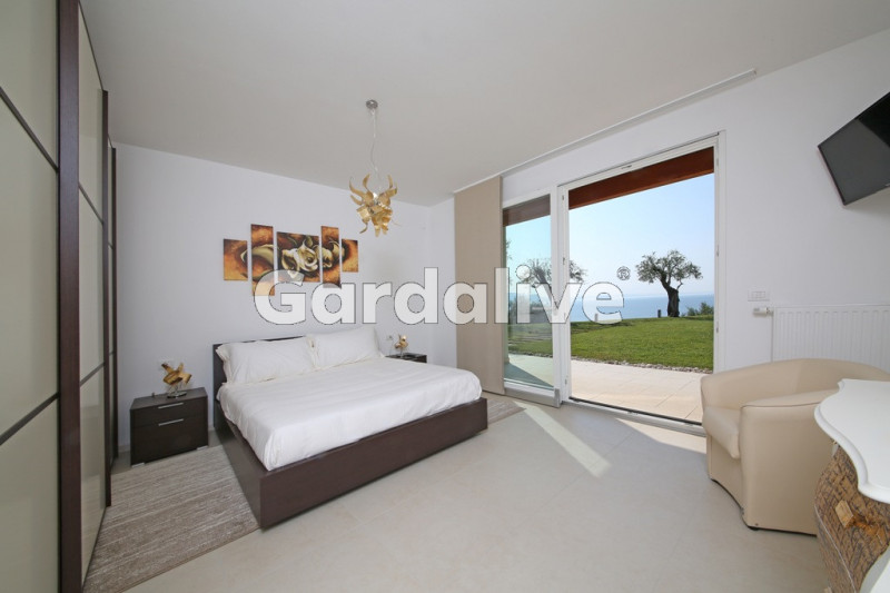 Immagine 10 di Villa in vendita  a Gardone Riviera