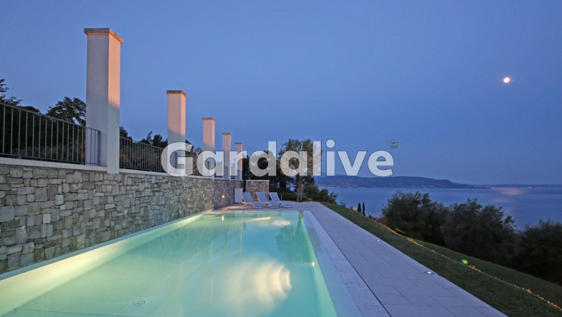 Immagine 12 di Villa in vendita  a Gardone Riviera