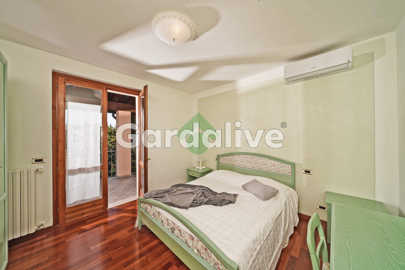 Immagine 11 di Villa in vendita  a Toscolano-Maderno