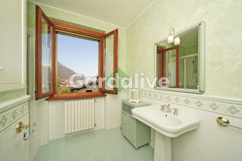 Immagine 14 di Villa in vendita  a Toscolano-Maderno