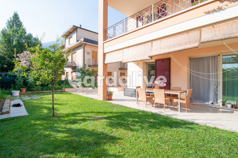 Immagine 2 di Villa in vendita  a Toscolano-Maderno