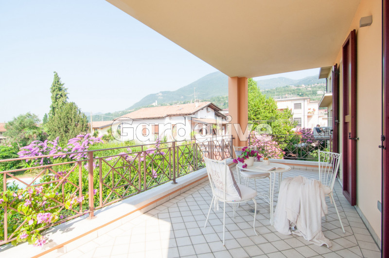 Immagine 3 di Villa in vendita  a Toscolano-Maderno