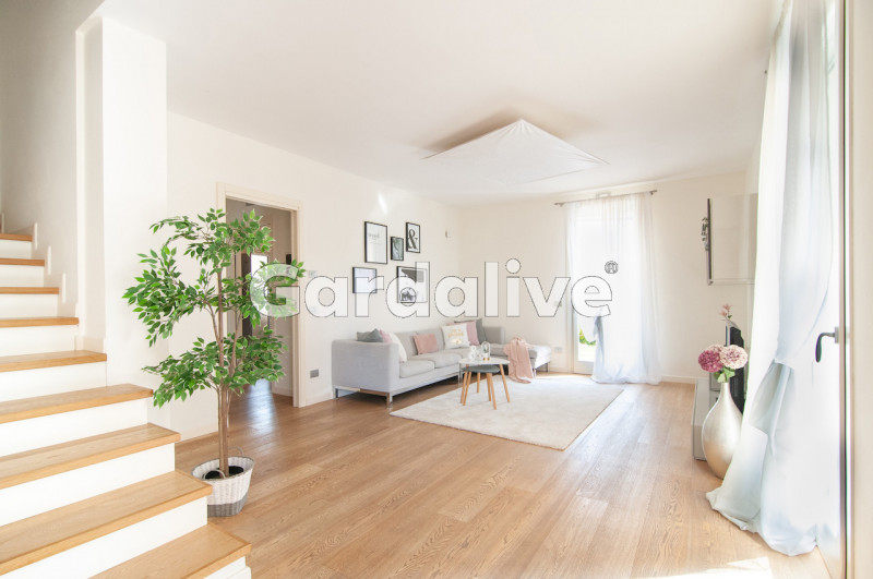 Immagine 4 di Villa in vendita  a Toscolano-Maderno