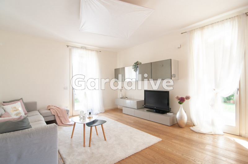 Immagine 5 di Villa in vendita  a Toscolano-Maderno