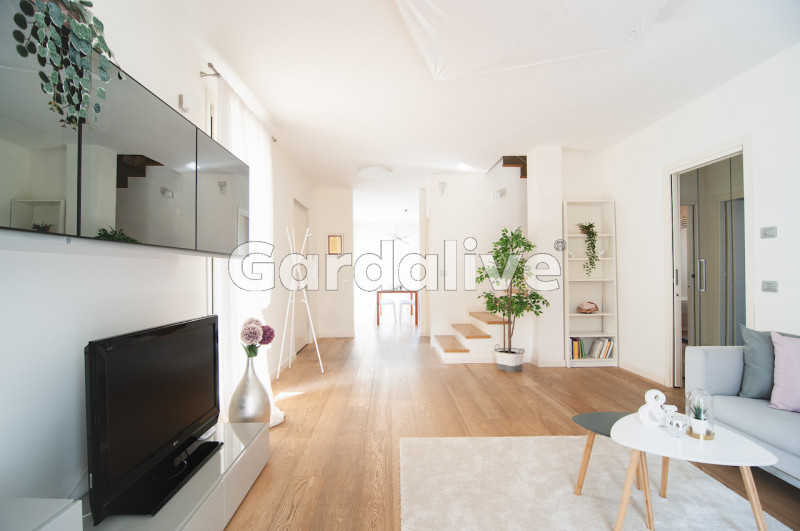 Immagine 8 di Villa in vendita  a Toscolano-Maderno