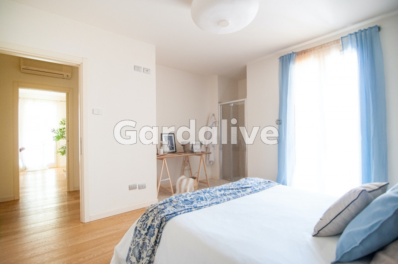 Immagine 10 di Villa in vendita  a Toscolano-Maderno