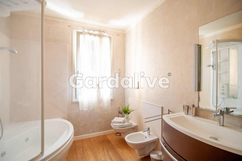 Immagine 11 di Villa in vendita  a Toscolano-Maderno