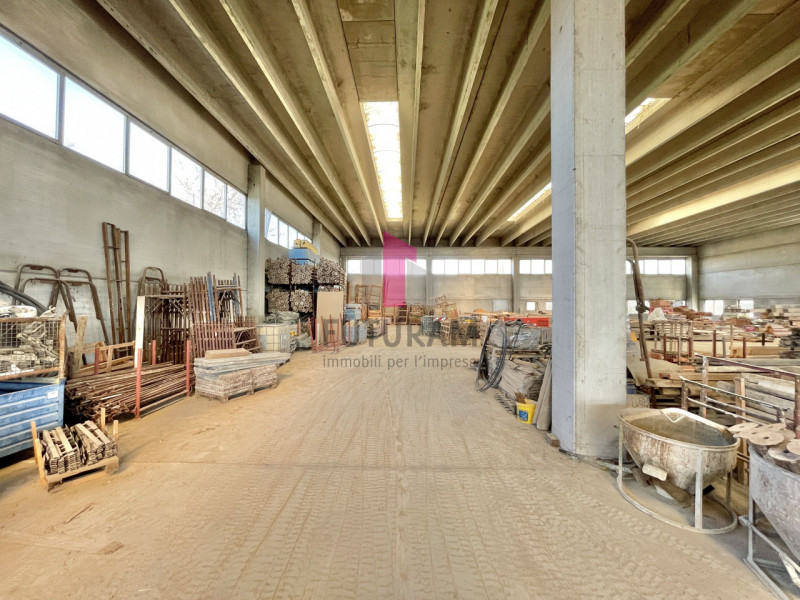 Immagine 2 di Capannone industriale in vendita  a Rovolon