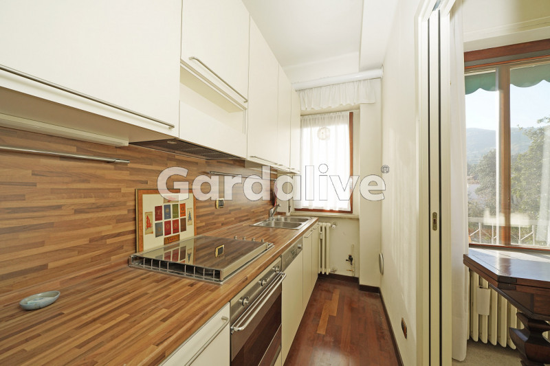 Immagine 5 di Appartamento in vendita  a Gardone Riviera