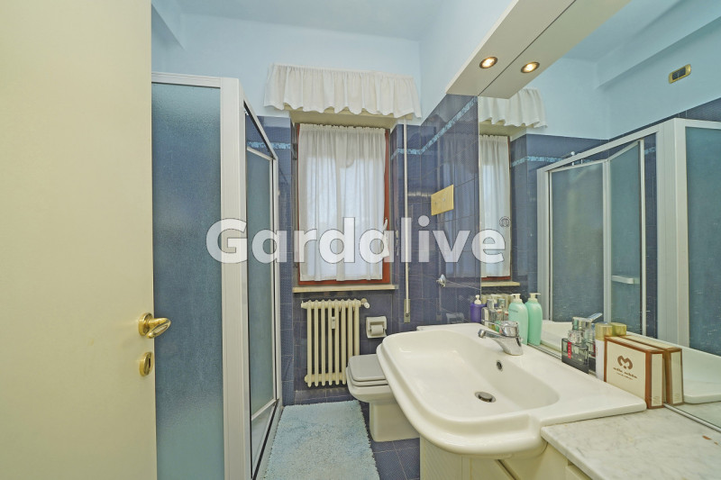 Immagine 8 di Appartamento in vendita  a Gardone Riviera