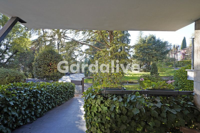 Immagine 9 di Appartamento in vendita  a Gardone Riviera
