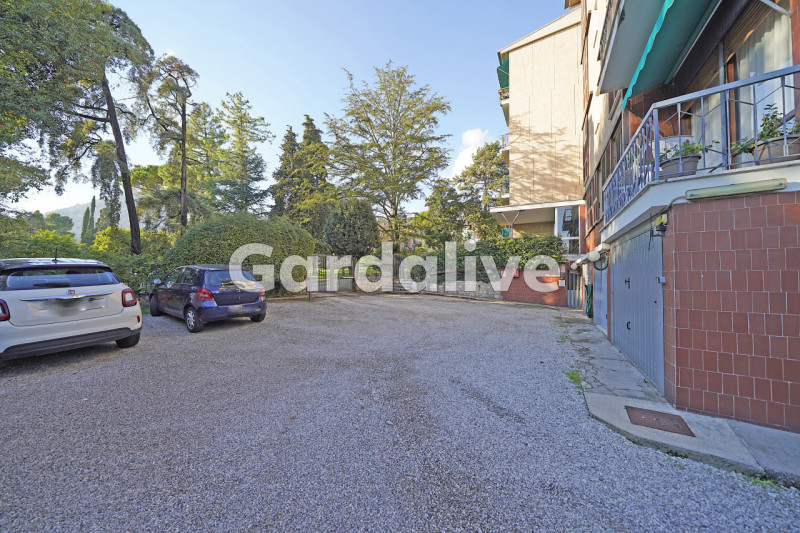 Immagine 11 di Appartamento in vendita  a Gardone Riviera