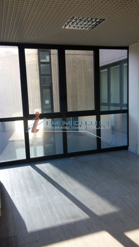 Immagine 2 di Ufficio in affitto  in VIA SILE a Milano