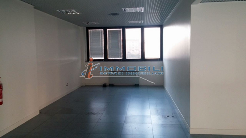 Immagine 8 di Ufficio in affitto  in VIA SILE a Milano