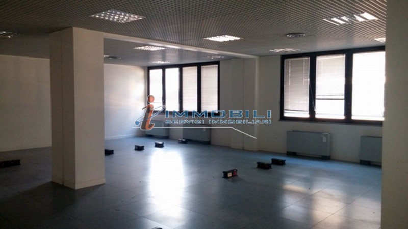 Immagine 10 di Ufficio in affitto  in VIA SILE a Milano