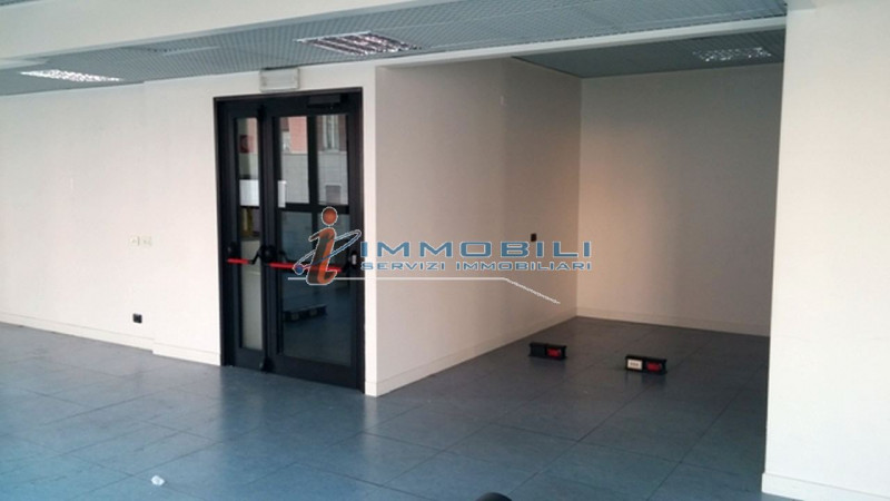 Immagine 12 di Ufficio in affitto  in VIA SILE a Milano